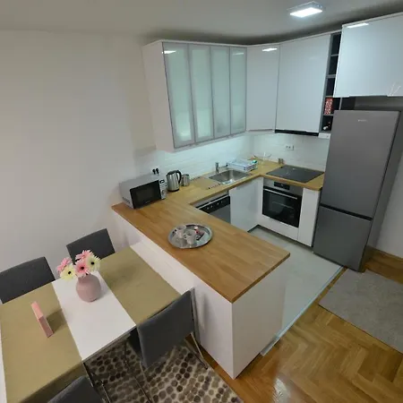 54 Center - Free Private Garage